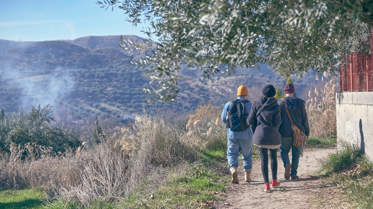 Personas paseando por el monte